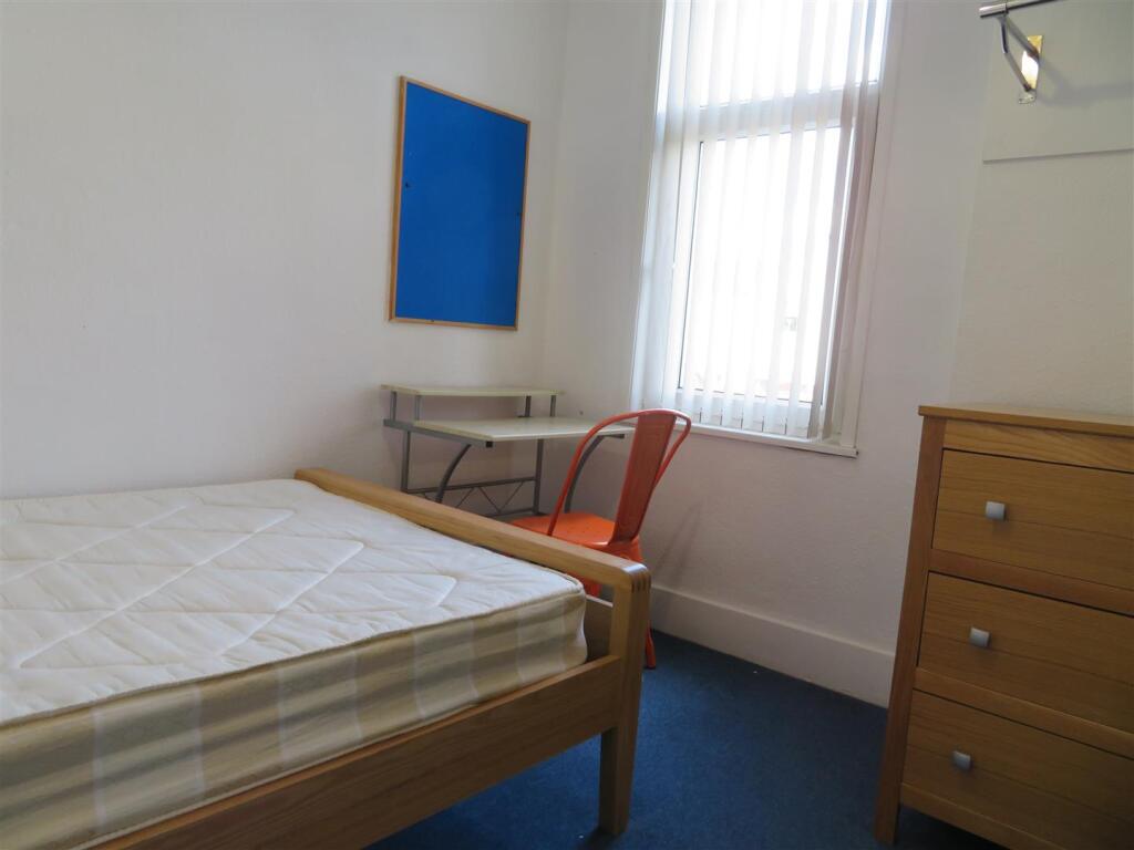 14 Wheatstone Bed2.JPG