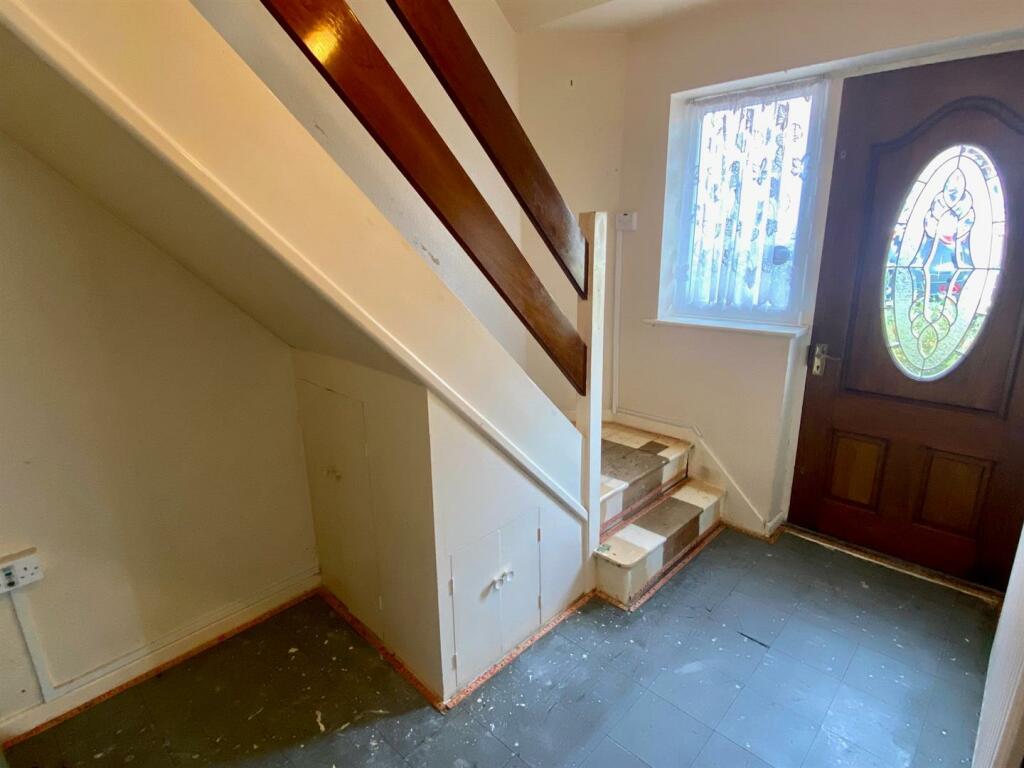 parkfield avenue 17 hall.jpg