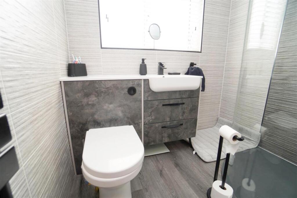 upstairs bathroom.jpg