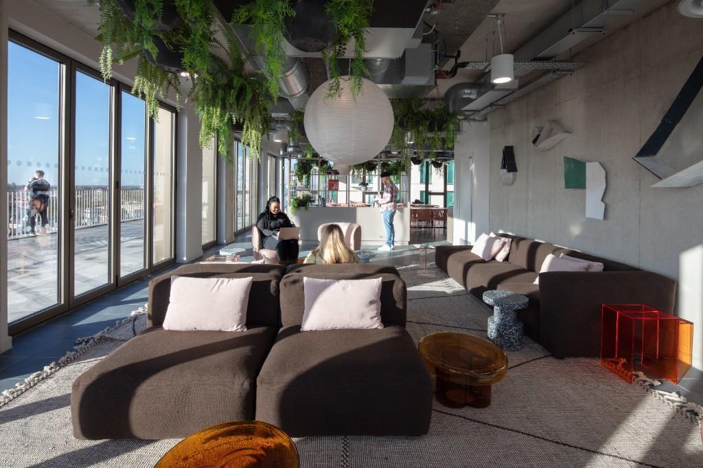 Lounge and roof terr