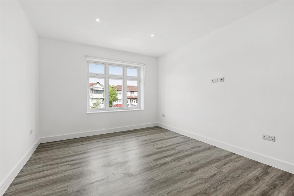 Flats 4, 15-17 Tudor Gardens,  - GfSoiOCsLhkidAWBm