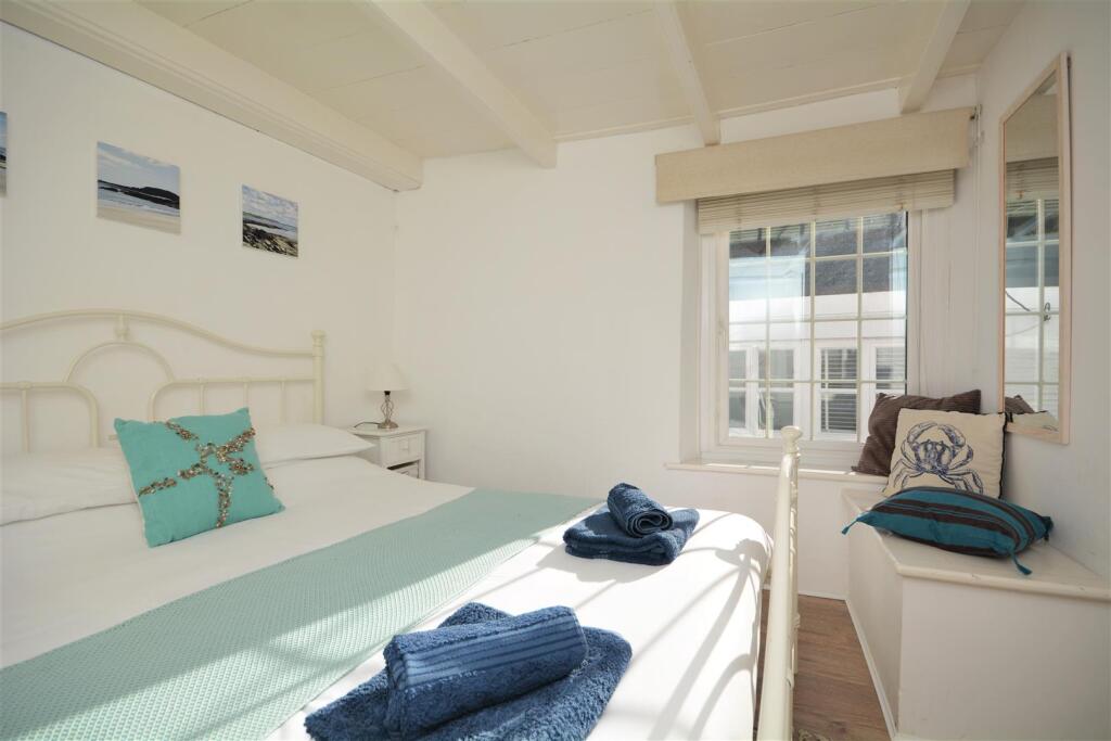 Main Bed 2.JPG
