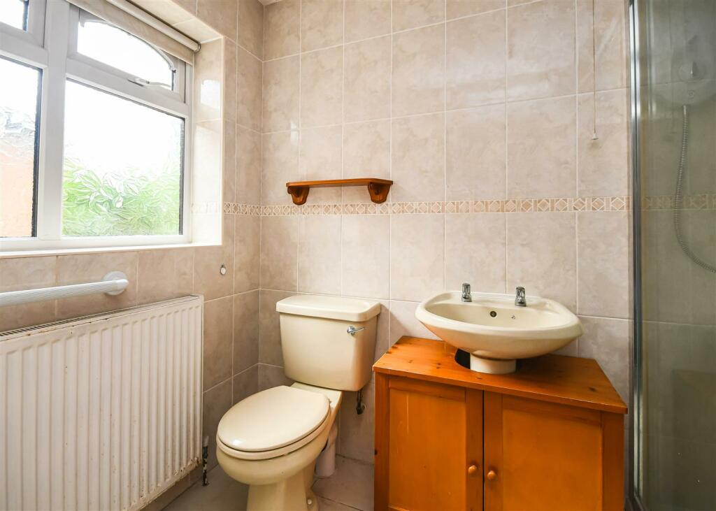 6 Common Road-shower room.jpg