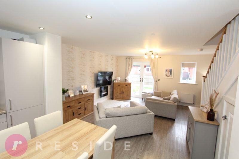 Lounge / Dining Area