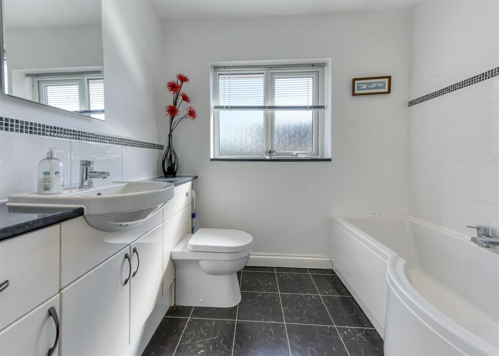 2 Yew Tree Gardens-bathroom.jpg