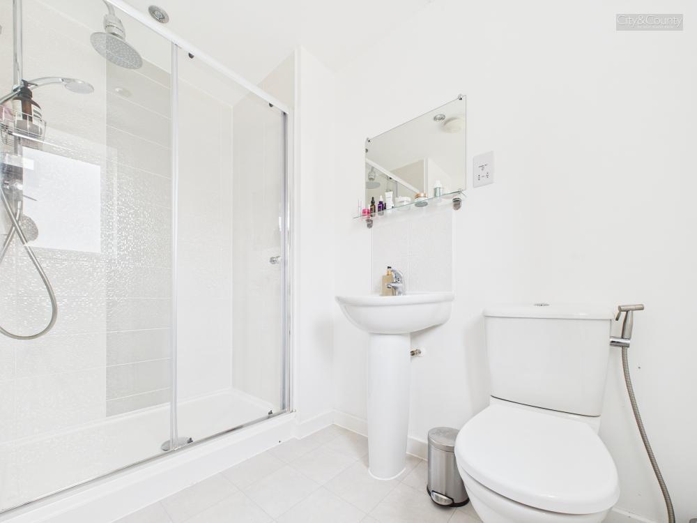 En-Suite To Master Bedroom