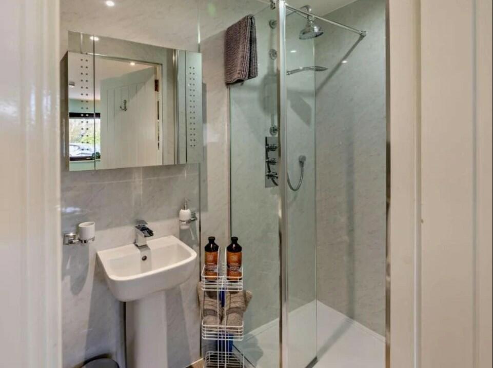 GARDEN HOUSE SHOWER 