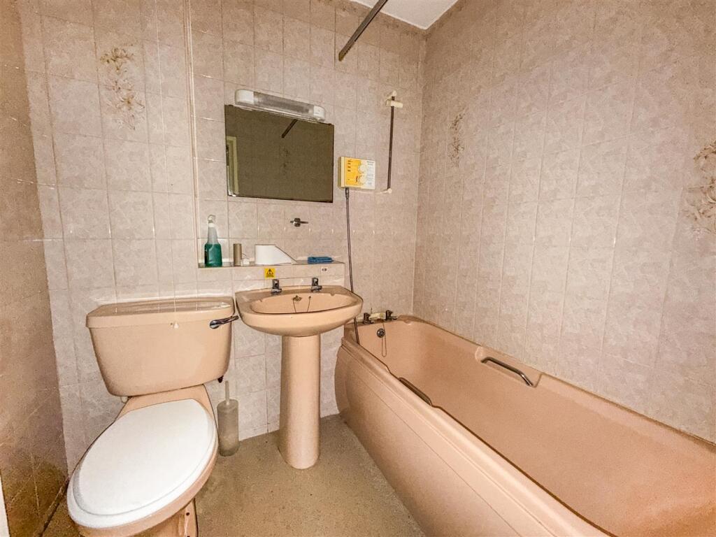 Freehold &amp; Flat 3 Dawes Court, Fisher Street, Paig