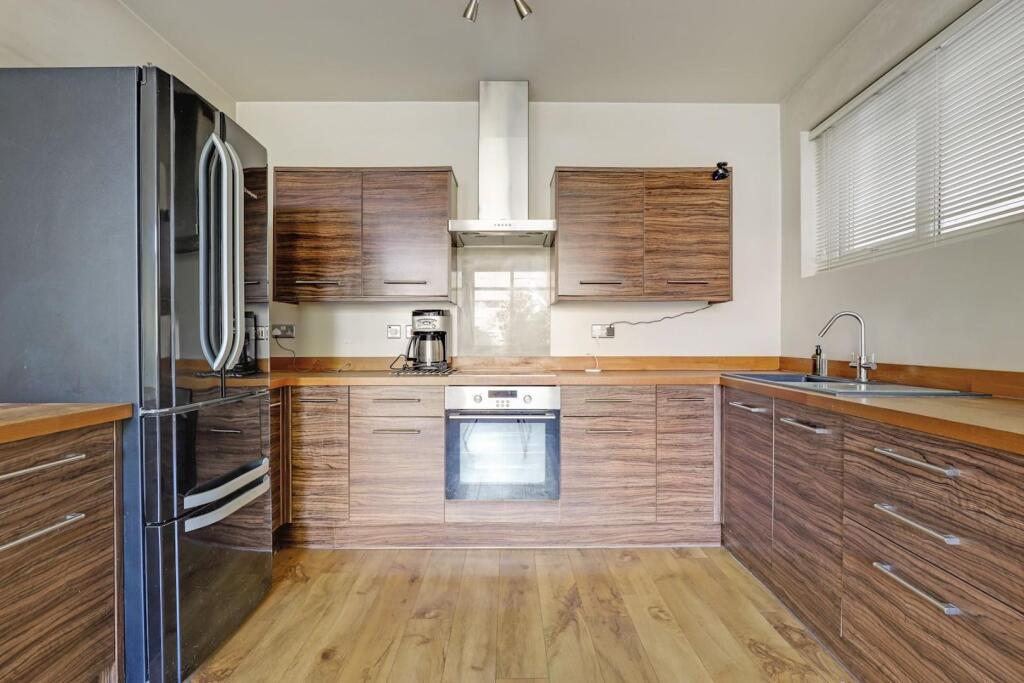 06-4189JHPropWorld - 1 Westhood Hill - 16-medium.j