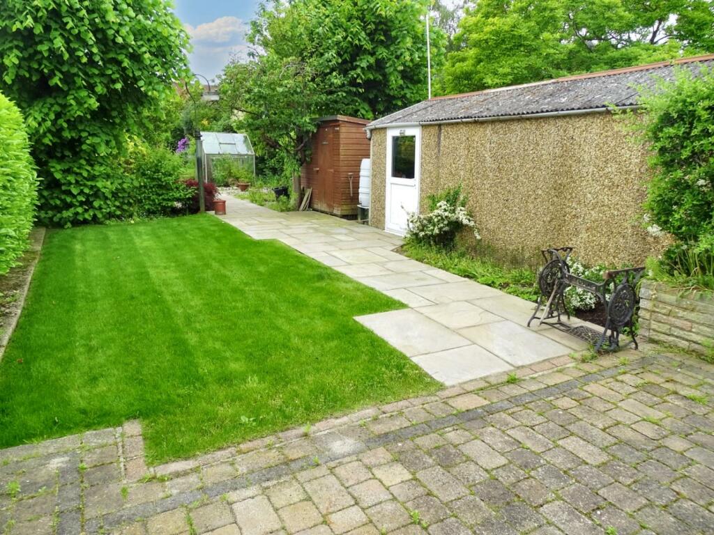 BEAUTIFULLY LANDSCAPED SOUTH FACING REAR GARDEN