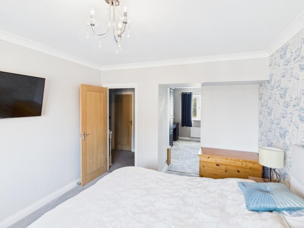 CAM04233G0-PR0017-STILL029