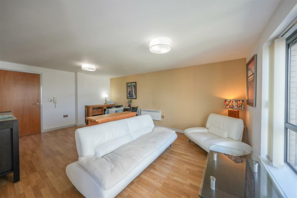 LIVING ROOM/DINING ROOM