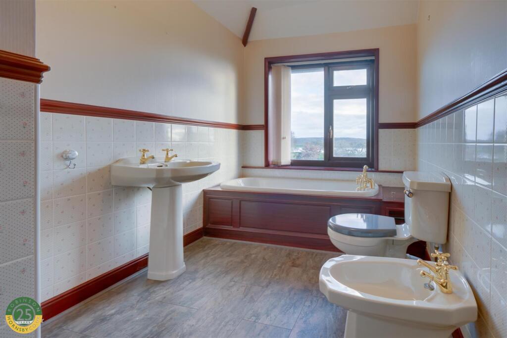 Bathroom 1-1.jpg