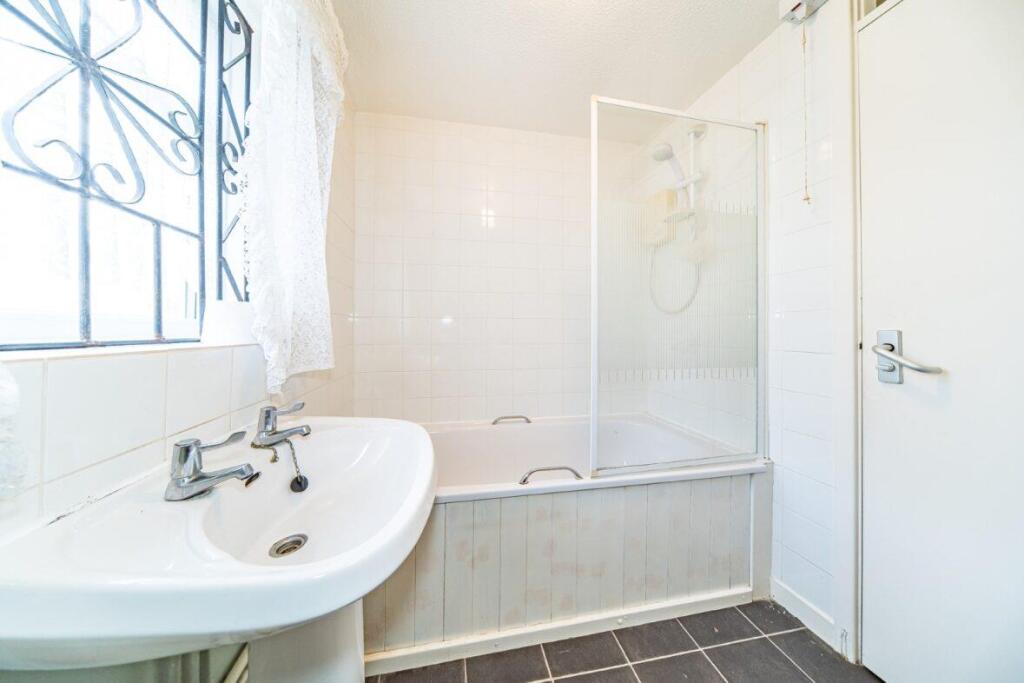 1 Crantock Close bathroom 2.jpg