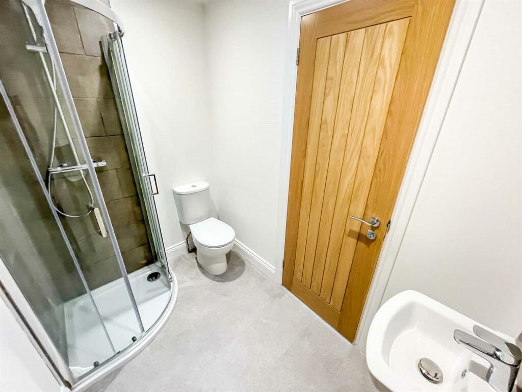 Ground Floor Ensuite.JPG
