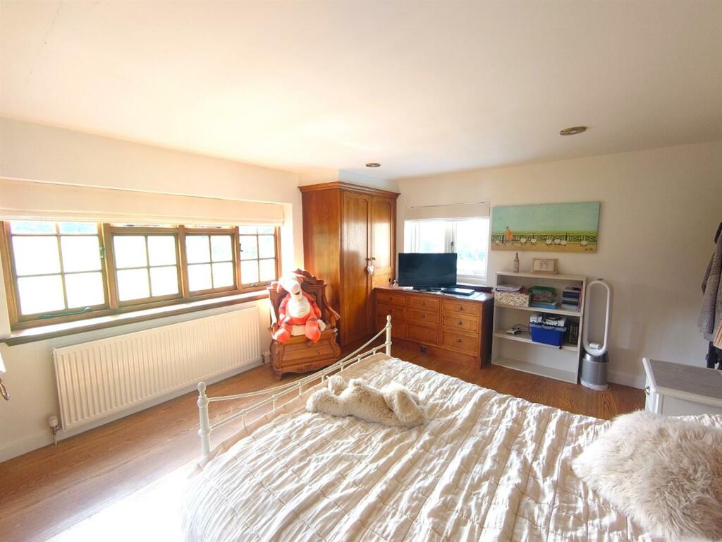 Bedroom 2b.JPG