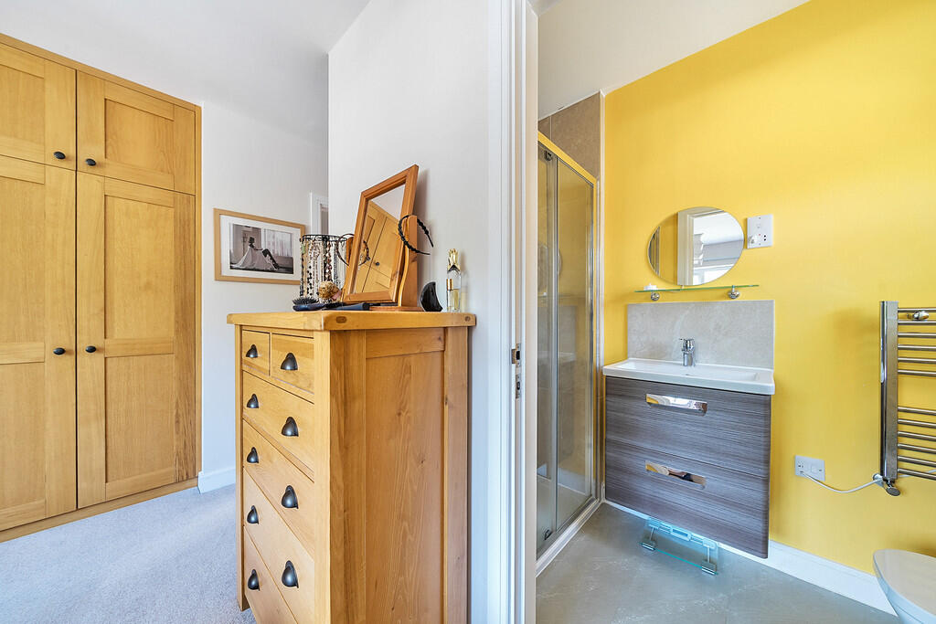 Ensuite to Bedroo...