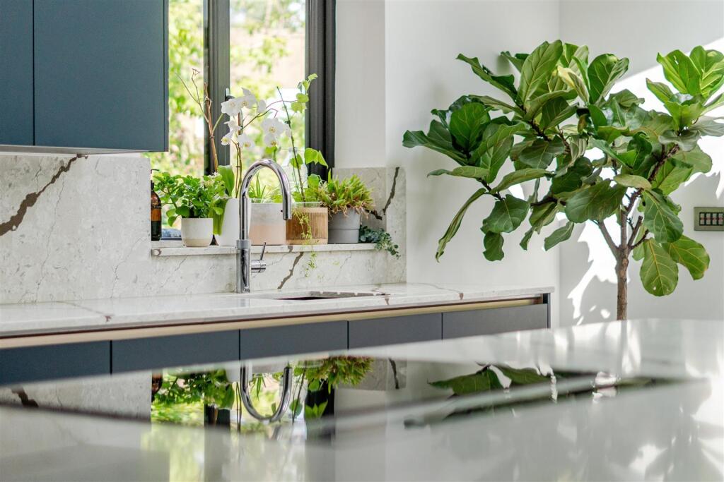 3 Croft Way kitchen 7.jpg