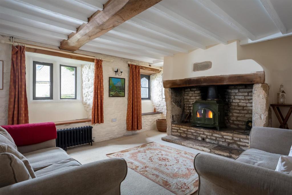 24 - Christmas Cottage - GL6 8JG - Web.jpg