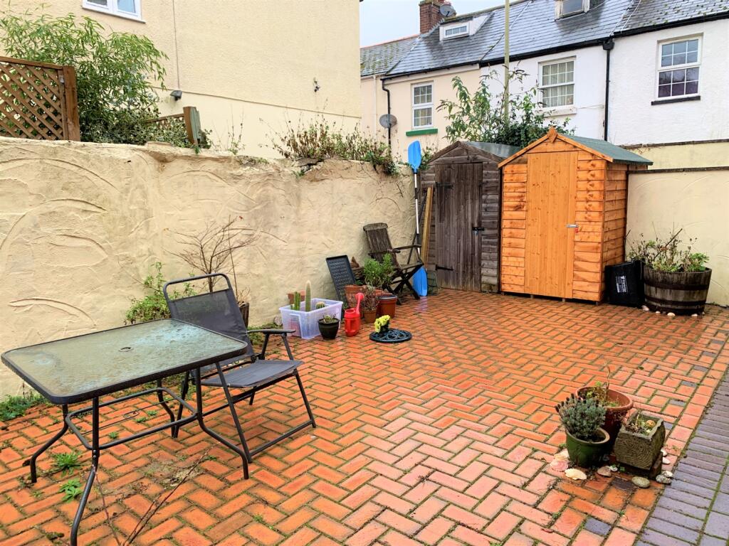 Communal courtyard garden