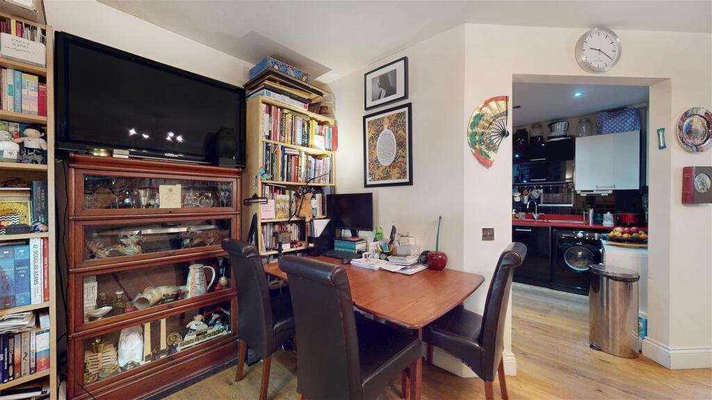 Flat 8 Park East Building, Bow Quarter - Y4aM8rYxV