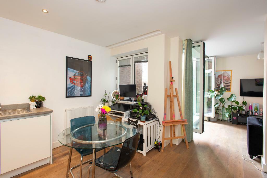 KITCHEN/DINING AREA
