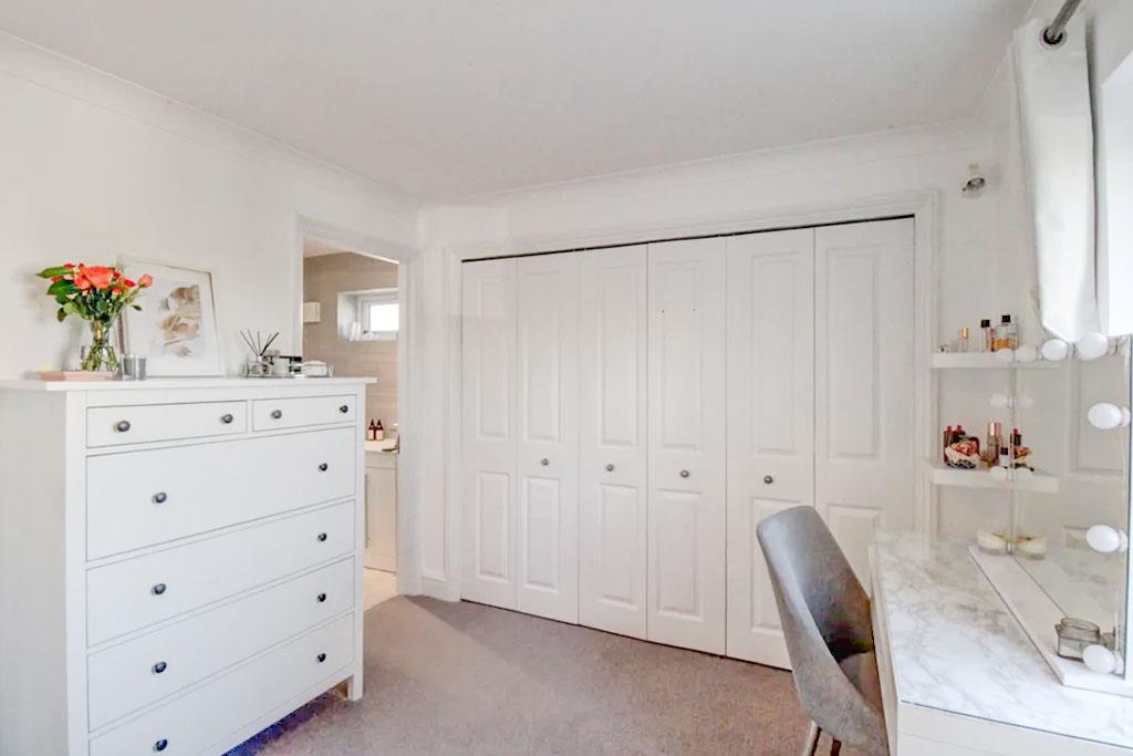 80e9223713028eb1bcf36fd52fa6624279226ad8 BEDROOM.j