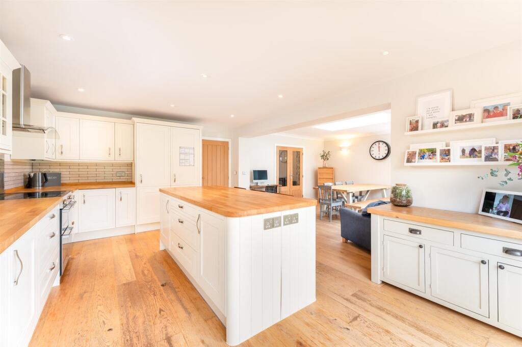 KITCHEN/DINING ROOM