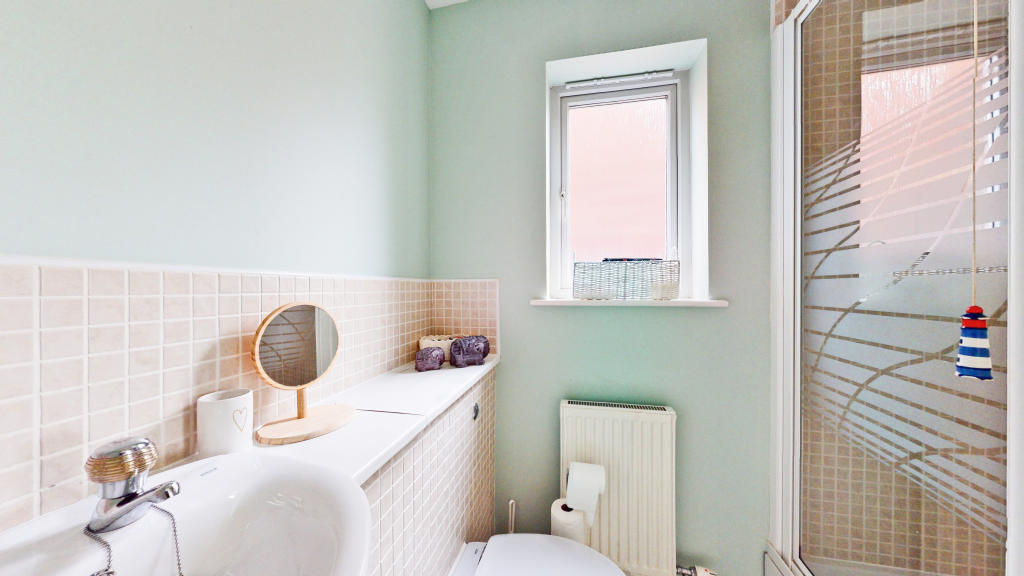 En-suite (bed 2)