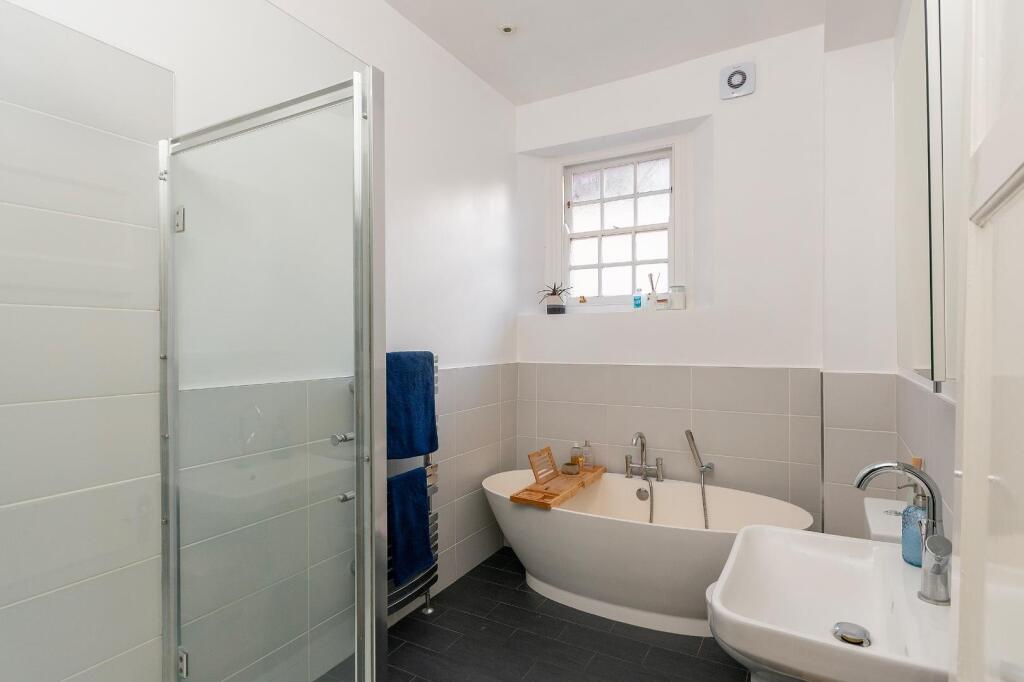 0T4CDHS - Bathroom B.jpg