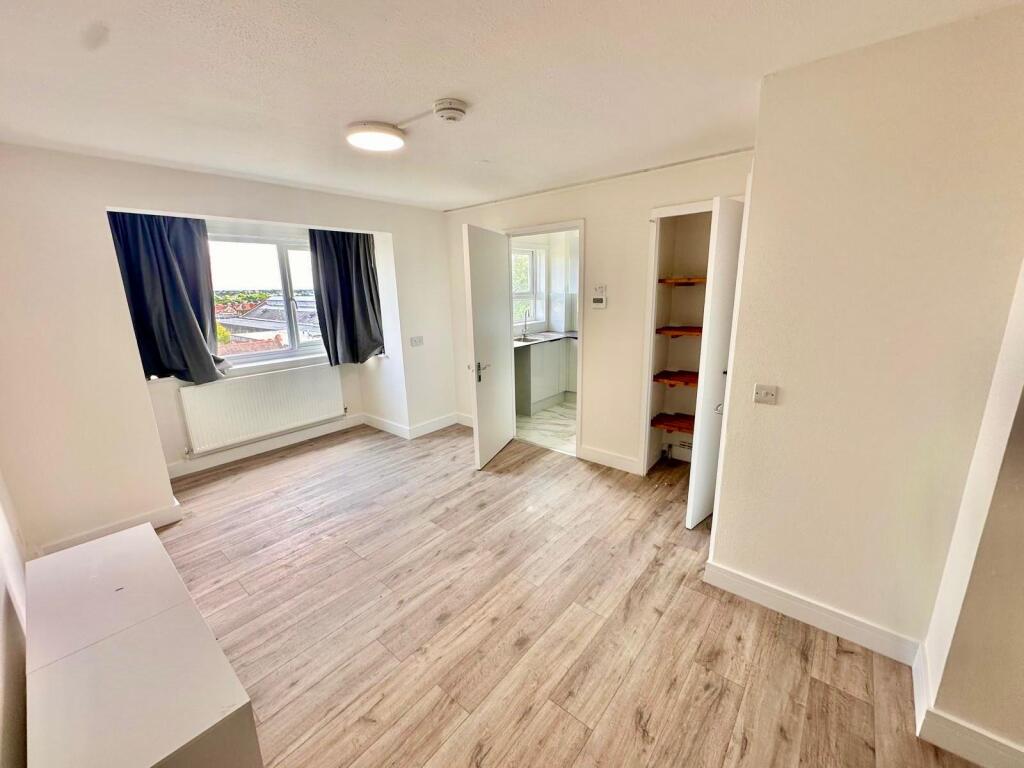 SPACIOUS STUDIO FLAT WITH SEPARATE KITCHEN IN STA