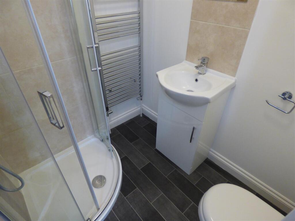 Mere Road ensuite.JPG