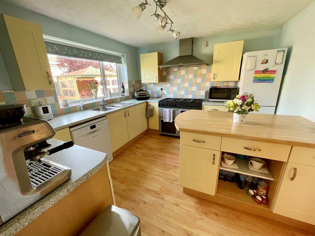 3. kitchen.jpg
