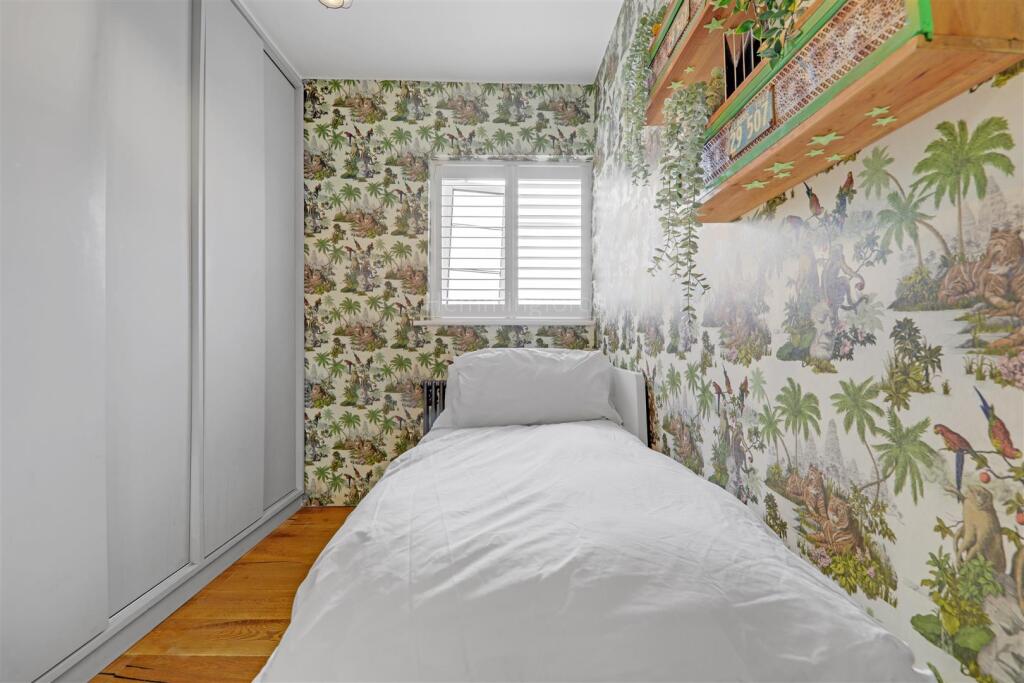 02-f51781844-JJ-HMF-De Beauvoir Court.6-logo.jpg