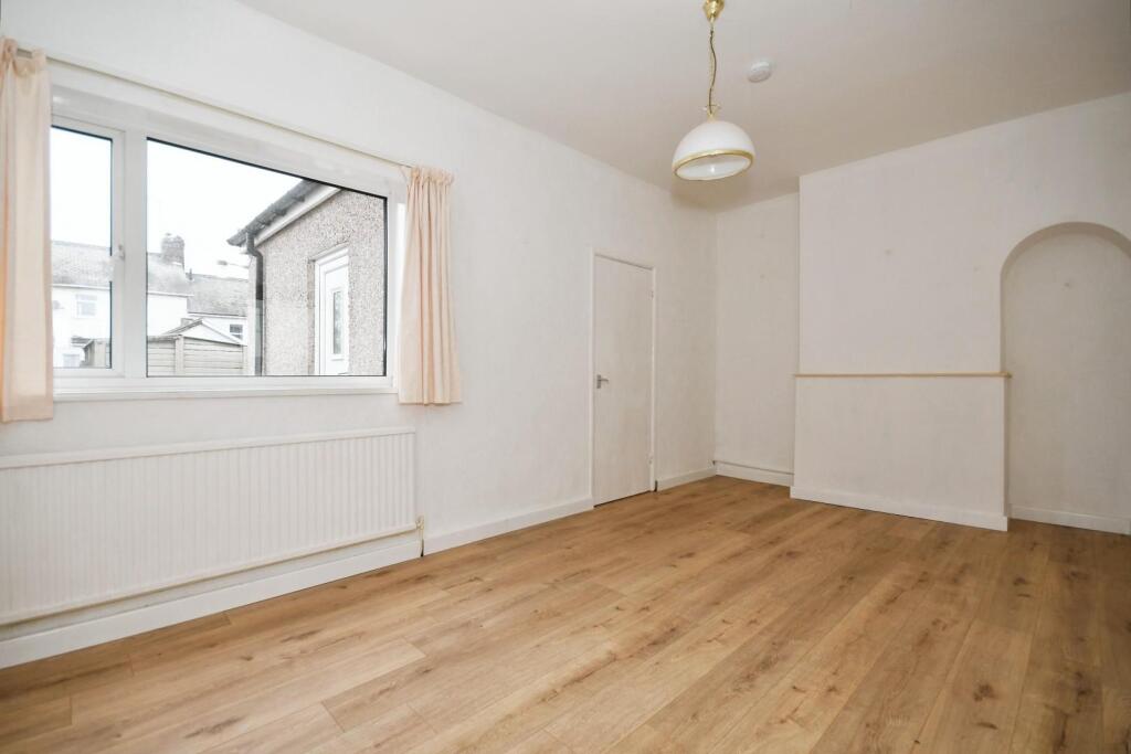 DINING ROOM 03.jpg