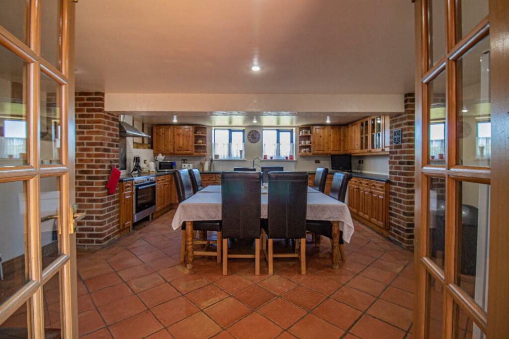 2 Clamp Farm Barns [Kitchen] 02.jpg