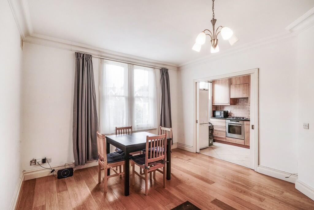 Living area + kit...