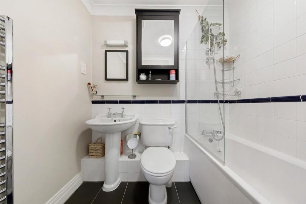 Bathroom (2).jpg