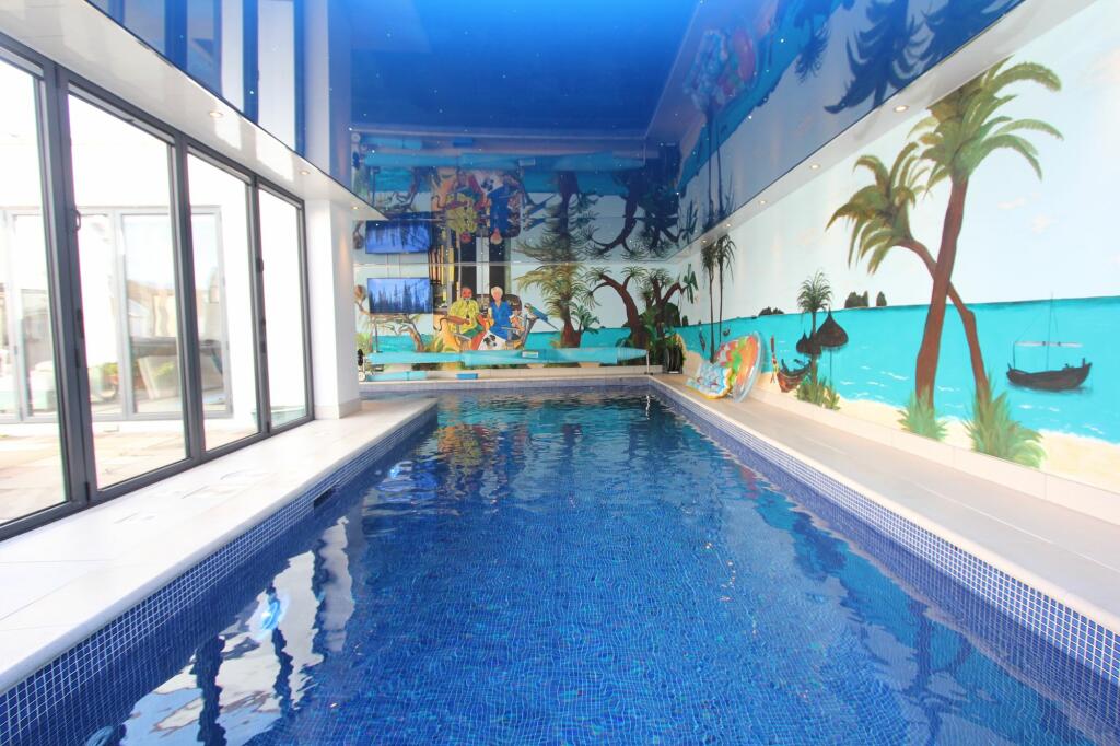 Lifestyle Room with Pool