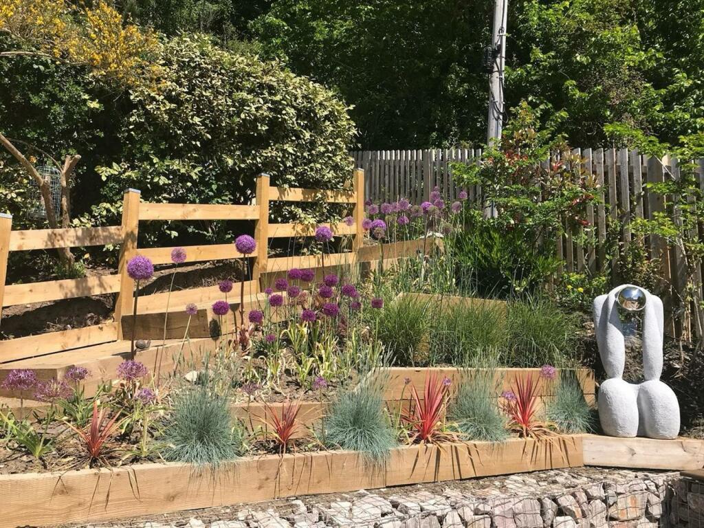 SIDE GARDEN