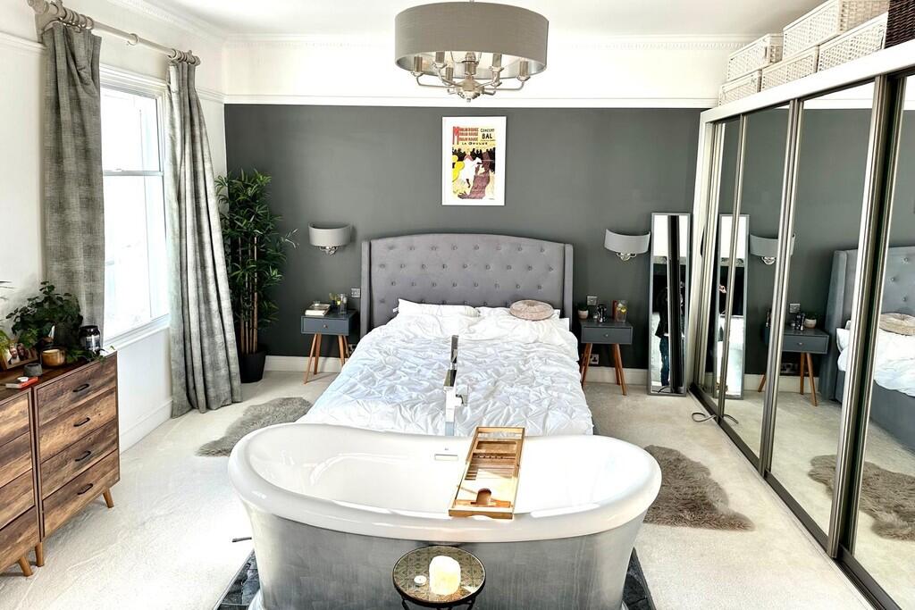 Master bedroom 2 ...