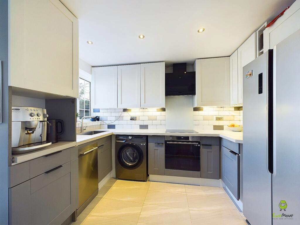 CAM03418G0-PR0183-STILL008