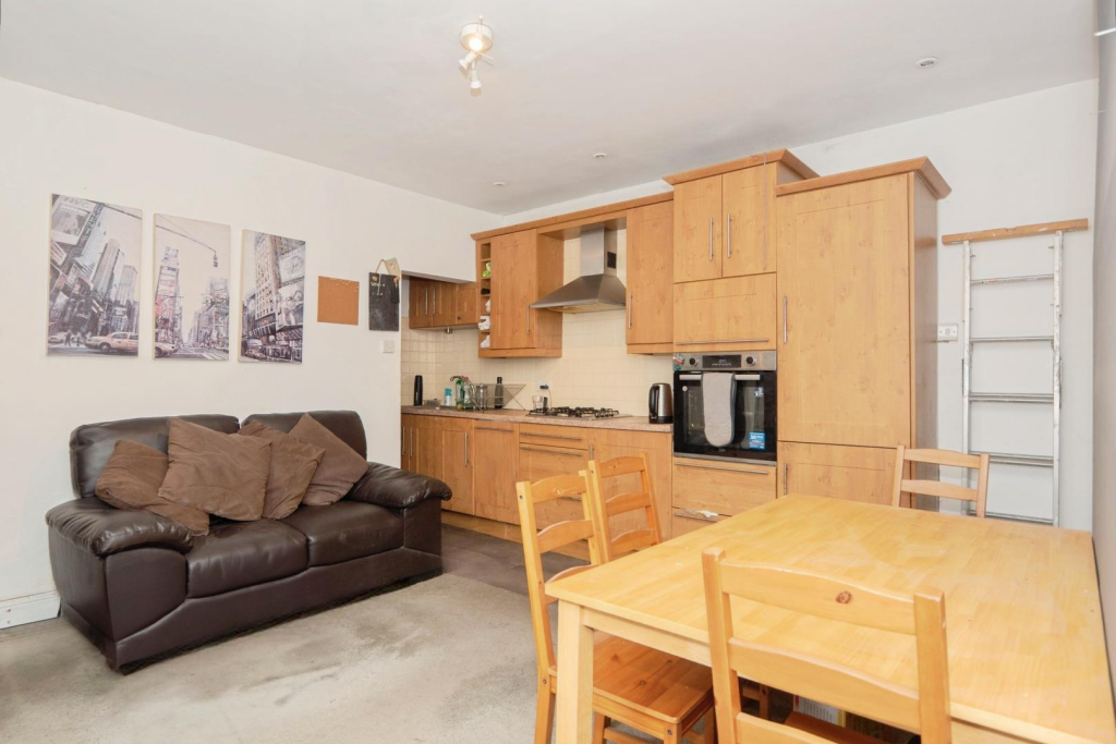 KITCHEN / RECEPTION ROOM