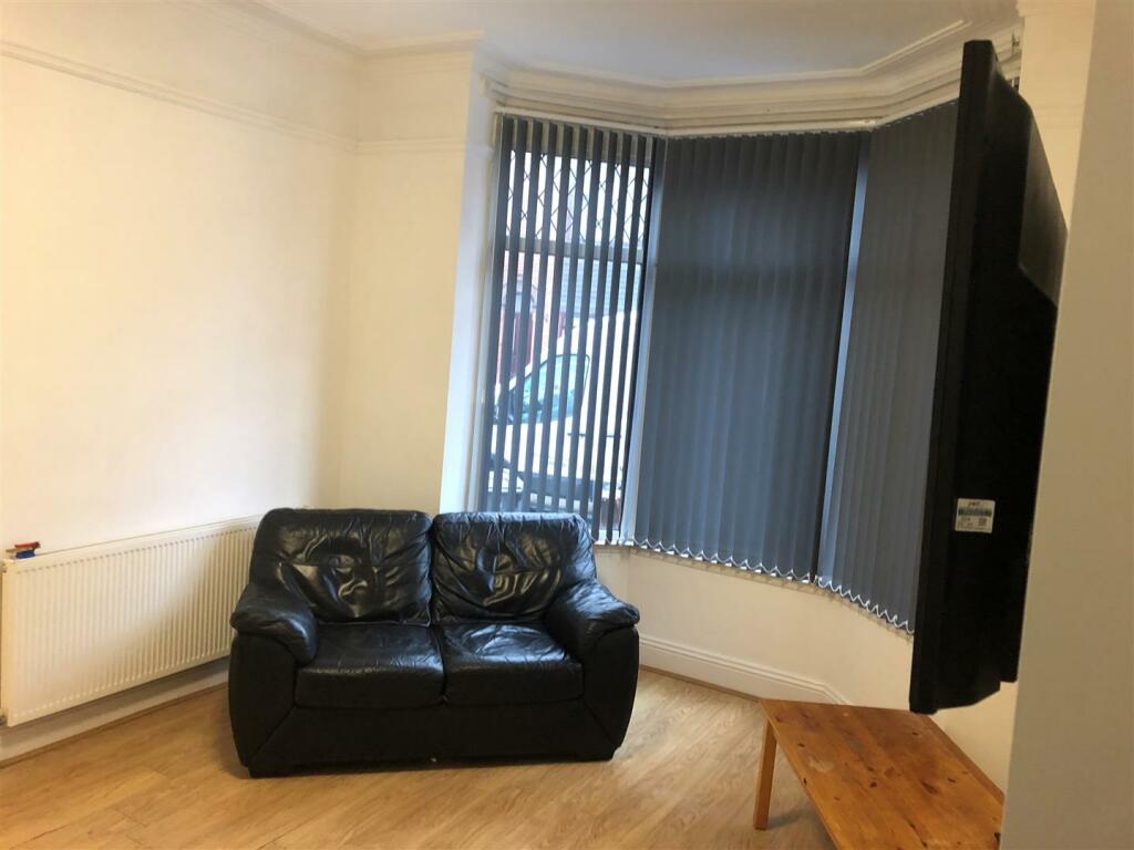 41 Heathcote Street  Livingroom1.1.jpg