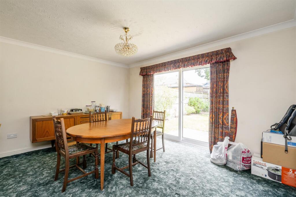 21 Swinbrook Way_18.jpg