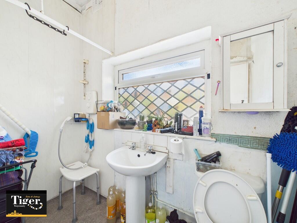 CAM02176G0-PR0560...