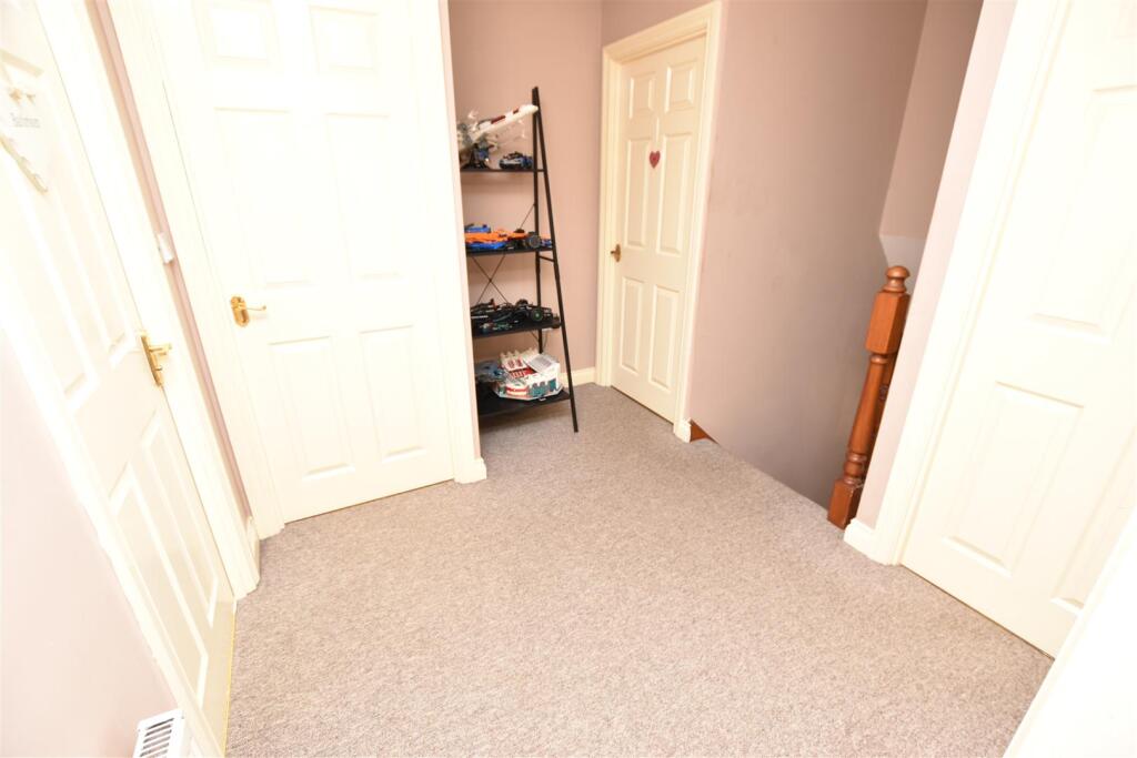 FIRST FLOOR LANDING