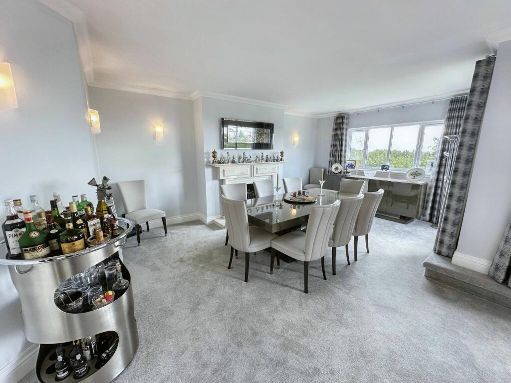Lounge/Dining Room