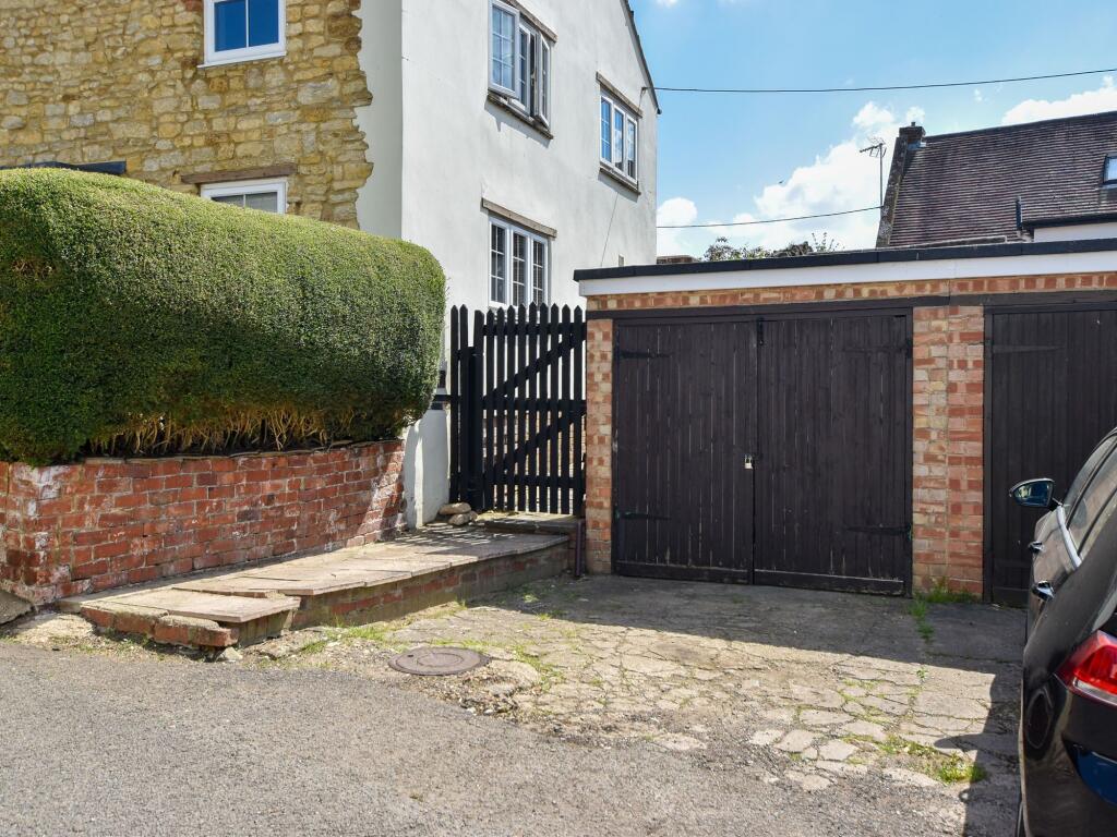 Single Garage &amp; Driveway