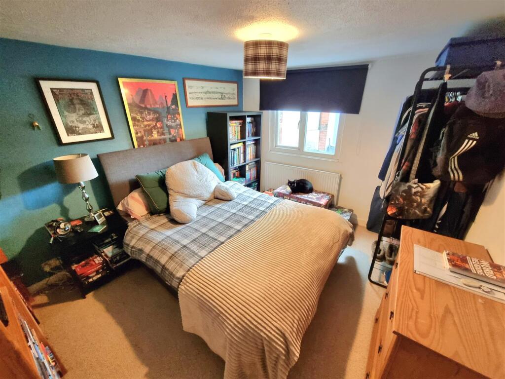 Bed 2.jpg
